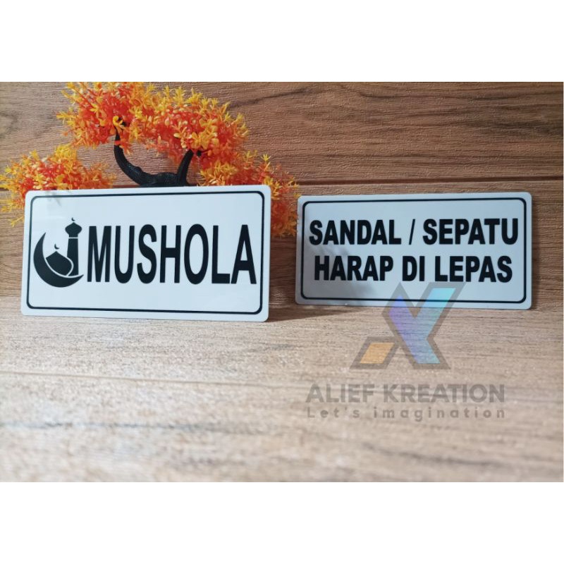 AKRILIK TULISAN MUSHOLA SANDAL HARAP DILEPAS