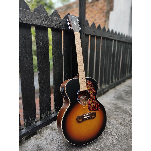 Gitar akustik Gibson J200
