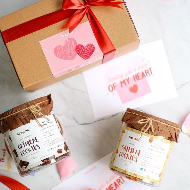 

♔ Valentine Hampers / Hampers Valentine / Kado Valentine / Valentine's Gift - Oatmeal Cookies 2 Jar + FREE Greeting Card + Pita ➭