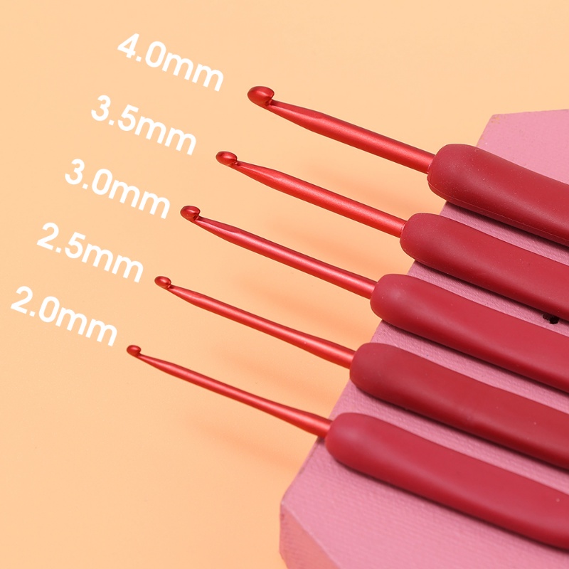 [Grosir] 2per3 /4 /5/6mm Handmade Boneka Bunga Mengepang Jarum Benang Kerajinan Alat Rajut Crochets Silicone Handle Sweater Hook Needle Hat Glove Scarf Tenun Crochet Aluminium Merah