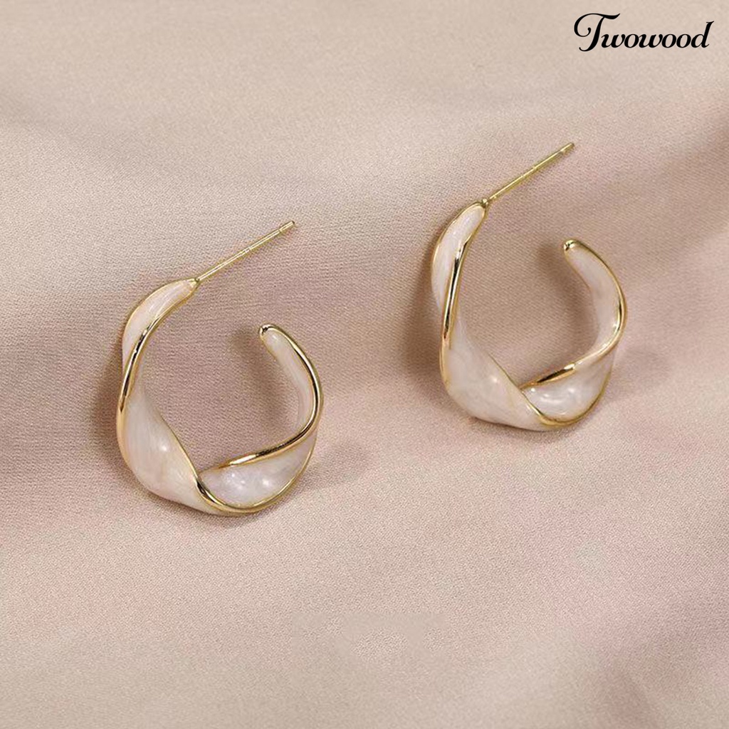 Twowood 1pasang Ladies Earrings Retro Stud Type Twisted Metal Ring Bergelombang Indah Fashion Hoop Earrings Perhiasan Aksesoris