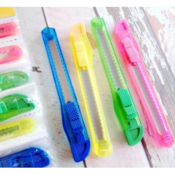 

Pisau cutter bening kecil