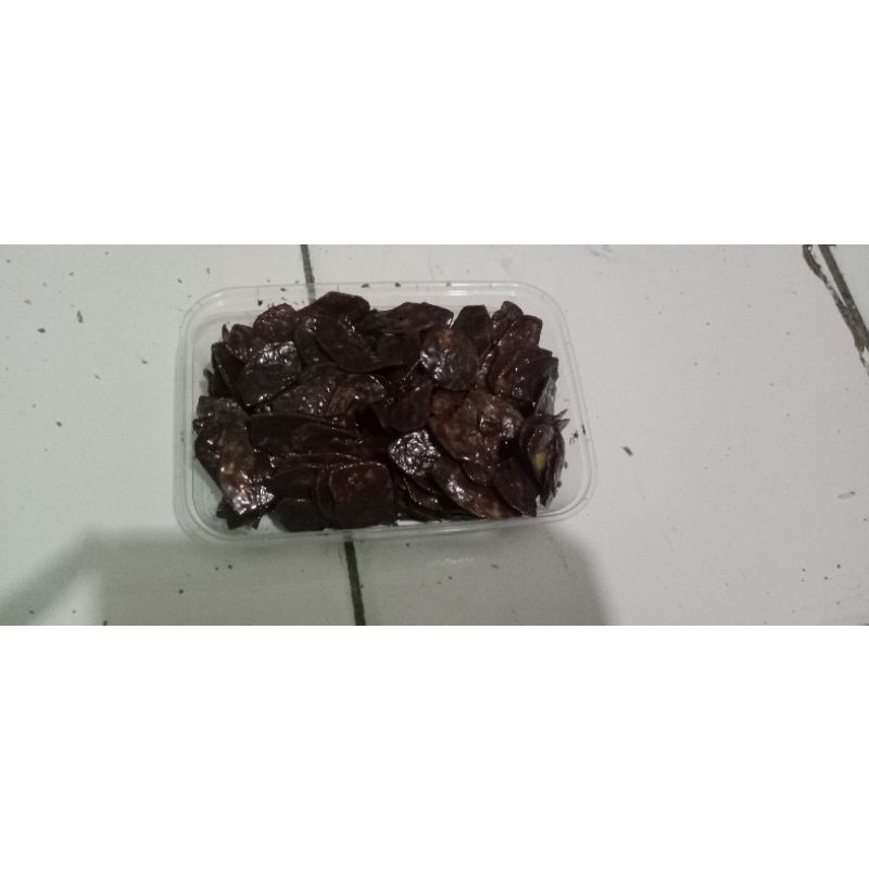 

keripik pisang coklat lumer dan balado pisang.
