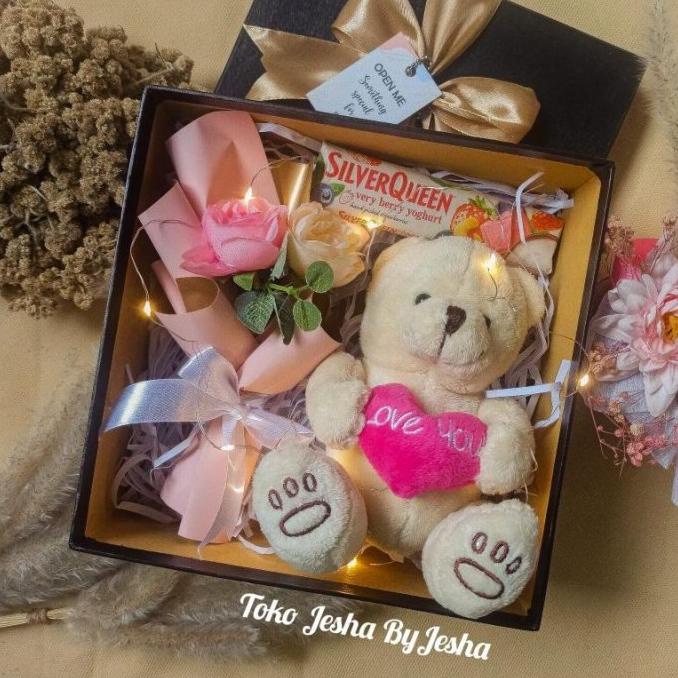 

HAMPERS GIFT BOX WANITA HIJAB BELLA KADO CEWEK ULANG TAHUN WISUDA YH4554UJ