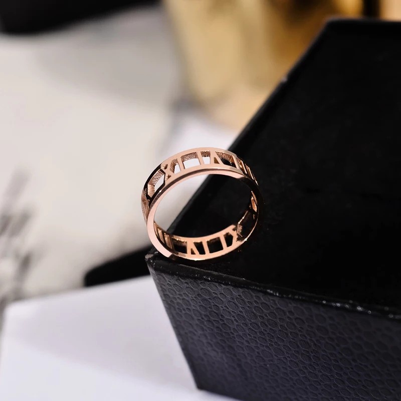 Cincin Titanium Steel Rose Gold 18K Model Hollow Untuk Wanita | Cincin Hypoallergenic Motif Tulisan Bahan Stainless Steel | Cincin Pasangan Untuk Pria / Wanita