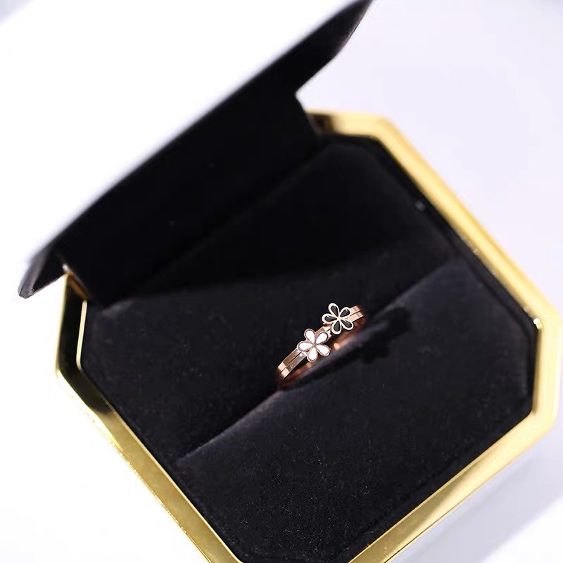 Cincin Lapis Rose Gold 18K Desain Bunga Daisy Kecil Warna Hitam Putih Bahan Titanium Steel Tahan Air Anti Alergi