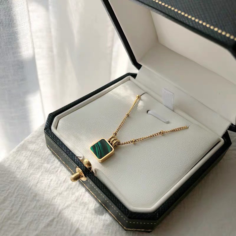 Kalung Rantai Pendek Dengan Liontin Batu Emerald Malachite Gaya Eropa / Amerika Untuk Wanita | Kalung Rose Gold 18k | Kalung Bahan Stainless Steel | Kalung Bahan Titanium Steel | Anting Tusuk Bentuk Kotak Geometri Hypoallergenic Anti Air / Pudar Untuk Had