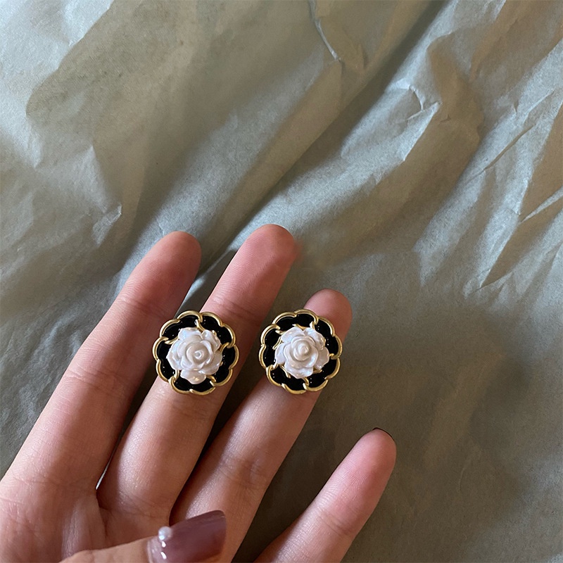 High-end Retro Camellia Earrings Anting Perempuan Influencer Perancis Temperamen Anting Jarum Perak Trendi