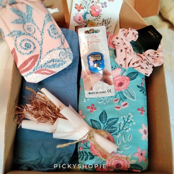 

(COD) Hampers Box Mukenah Rayon Motif Premium Paket Hadiah Kado Untuk Dewasa - Bloom Pink