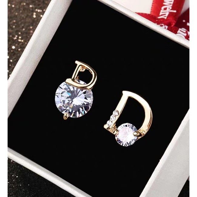 Anting Tusuk Asimetris Desain Huruf Hias Berlian Imitasi Bahan Stainless Steel Hypoallergenic Untuk Wanita