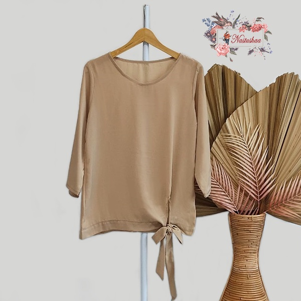 Blouse Wanita Polos Cream Pita Tali Bawah Kerah Bulat Wanita Fashion Korea Bahan Wollycrepe Jumbo Lengan 7/8 Fit XL to XXL