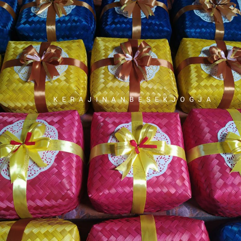 

SEPASANG BESEK WARNA PITA 25X25X8CM besek bambu besek warna besek nasi besek Jogja besek murah