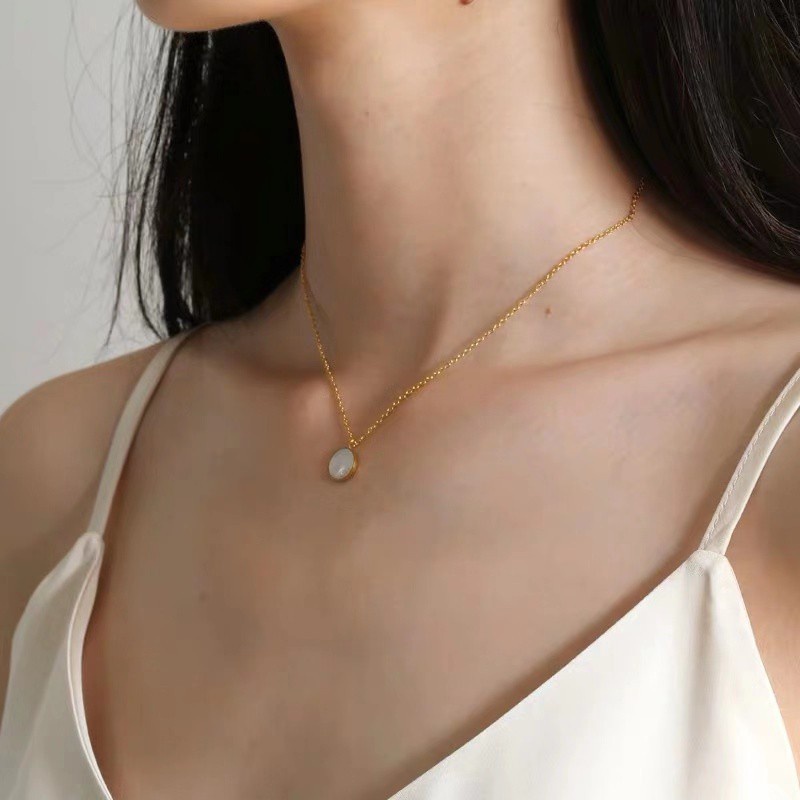 Kalung Mutiara Warna Putih Untuk Ibu | Kalung Rantai Dengan Liontin Bulat Geometri Untuk Wanita | Aksesoris Bahan Titanium Steel 18k Warna Rose Gold | Perhiasan Bahan Stainless Steel Untuk Hadiah