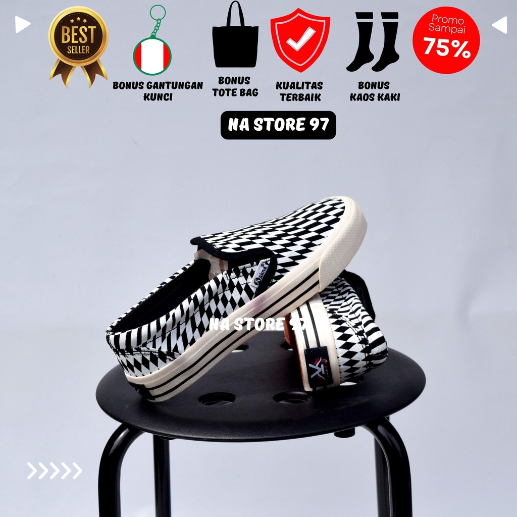 Sepatu pria dan wanita slip on checkerboard rucat putih Akna Sneakers