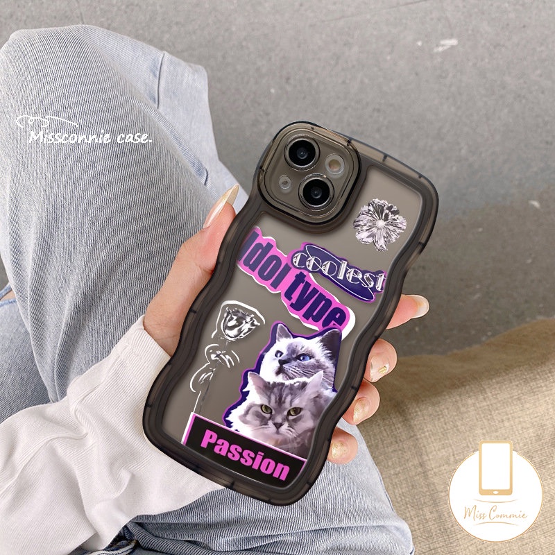 Wavy Edge Cool Fashion Cat Case Kompatibel Untuk iPhone 7Plus 11 14 12 13 Pro Max XR X XS Max 7 6s 6 8 Plus 14 Plus SE 2020 Trendy Brand Sticker Label Soft Tpu Phone Cover