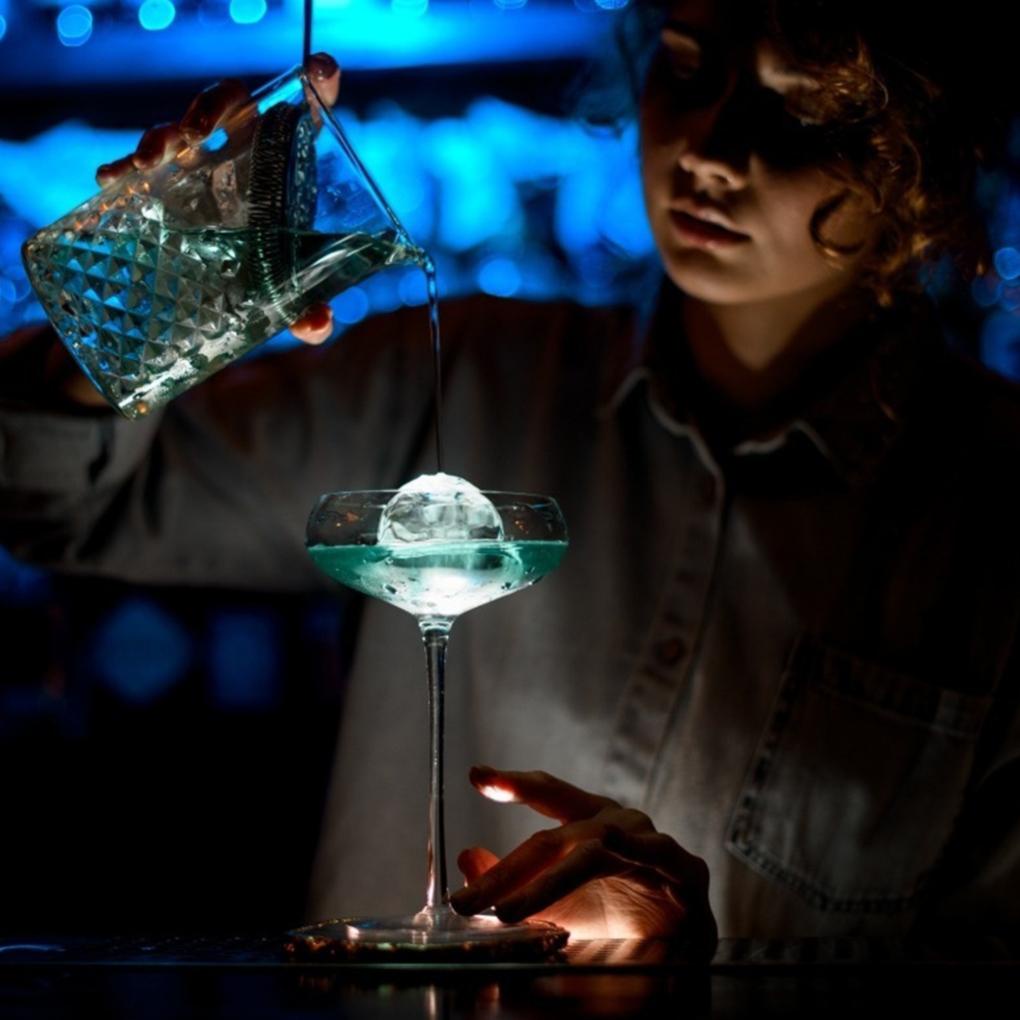 Cetakan Es 4-rongga Cocktail Tray Reusable Round Ice Cube Ball Mold Dengan Tutup Untuk Bar Rumah