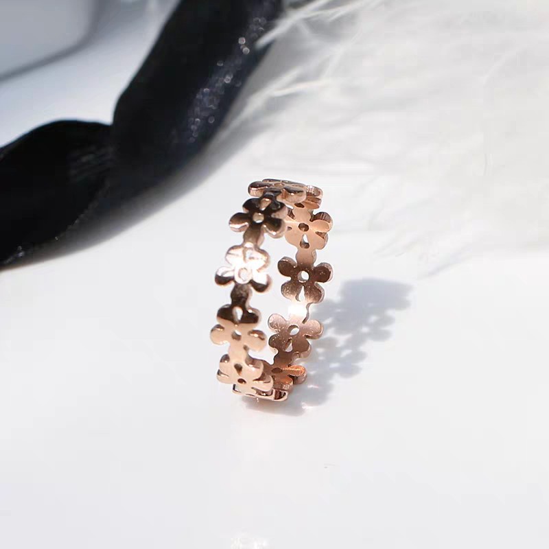 Cincin Desain Bunga Hollow Bahan Titanium Steel | Cincin Lapis Rose Gold 18K Untuk Wanita | Anting Tusuk Hypoallergenic Bahan Stainless Steel Untuk Wanita Je