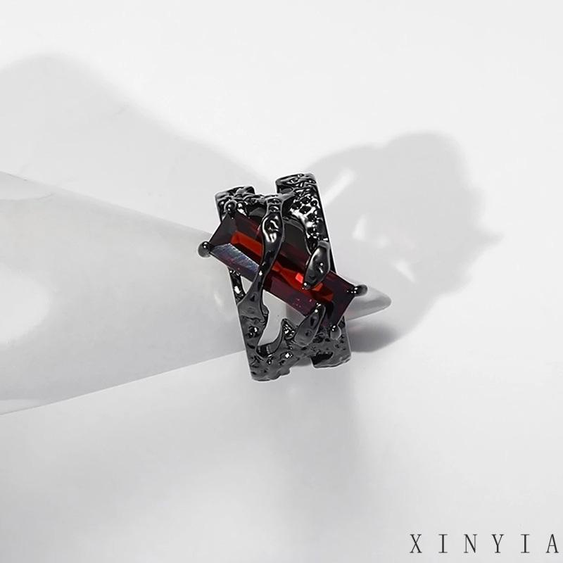 【COD】Vintage Merah Geometris Berlian Imitasi Cincin Niche Kepribadian Punk Logam Berongga Gelap Wanita Pria Perhiasan