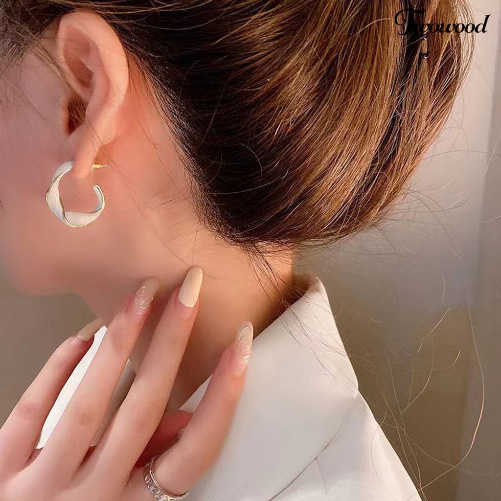 Twowood 1pasang Ladies Earrings Retro Stud Type Twisted Metal Ring Bergelombang Indah Fashion Hoop Earrings Perhiasan Aksesoris