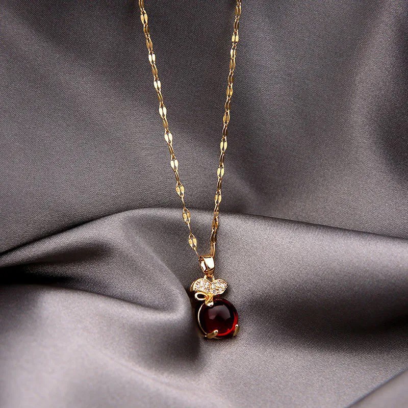 Kalung Rantai Dengan Liontin Chalcedony Warna Merah Untuk Wanita | Kalung Rantai Dengan Liontin Tas Keberuntungan Warna Merah Untuk Wanita | Anti Alergi Tahan Air | Aksesoris Bahan Titanium Steel 18k Warna Rose Gold | Perhiasan Bahan Stainless Steel