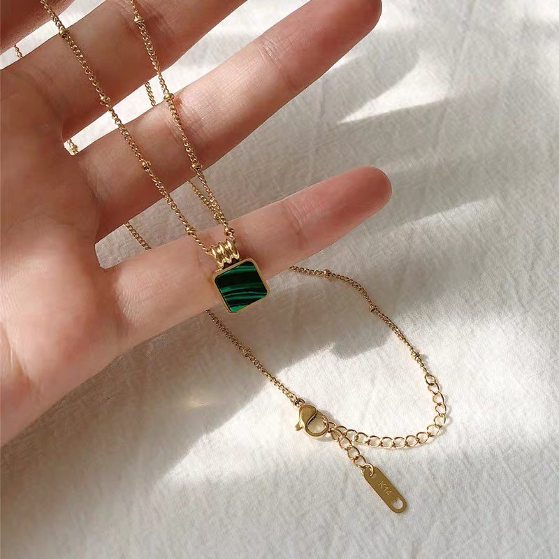 Kalung Rantai Pendek Dengan Liontin Batu Emerald Malachite Gaya Eropa / Amerika Untuk Wanita | Kalung Rose Gold 18k | Kalung Bahan Stainless Steel | Kalung Bahan Titanium Steel | Anting Tusuk Bentuk Kotak Geometri Hypoallergenic Anti Air / Pudar Untuk Had