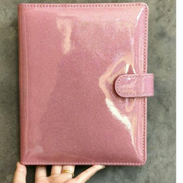 

Kualitas Terupdate Binder READY Glitter Laminasi Glossy Free Isi 50lembar & Pulpen A5 (20ring)