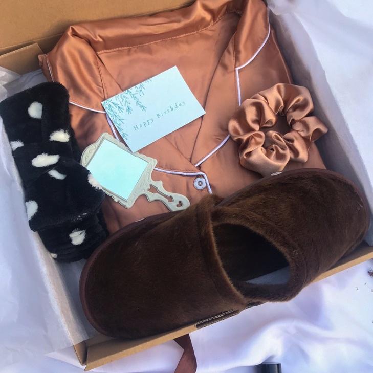 

☼ GIFT WEDDING PIYAMA KADO CEWEK / KADO PACAR / HAMPERS WEDDING PIYAMA SENDAL PARFUM ☪