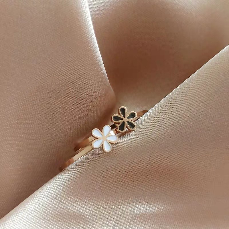 Cincin Lapis Rose Gold 18K Desain Bunga Daisy Kecil Warna Hitam Putih Bahan Titanium Steel Tahan Air Anti Alergi