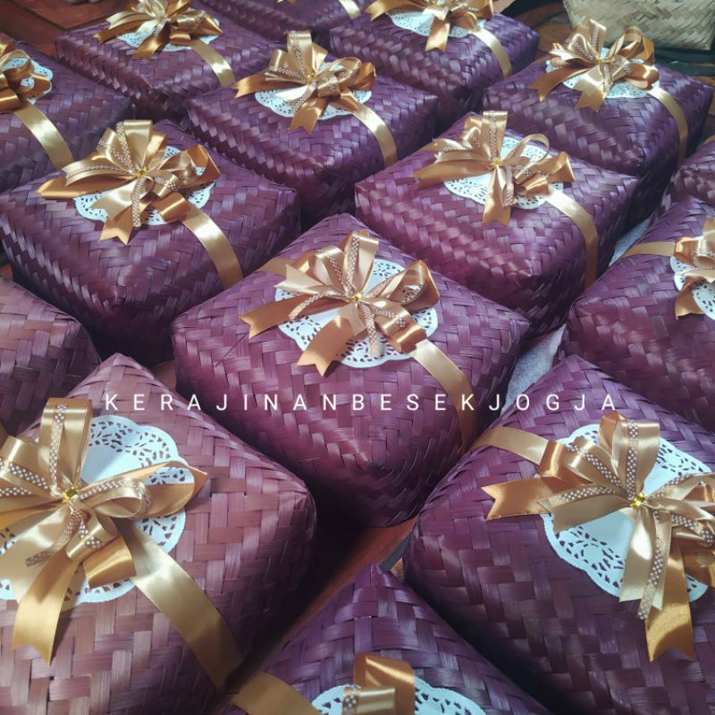 

SEPASANG BESEK WARNA PITA 22X22CM besek pita besek Jogja besek bambu nasi kotak nasi liwet