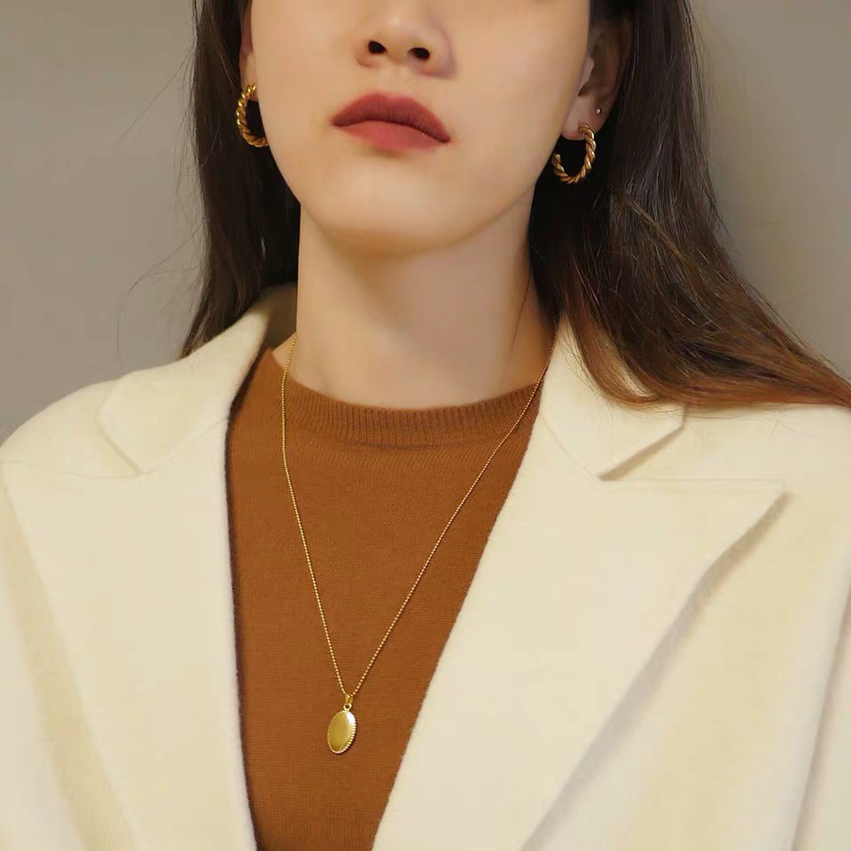 Anting Bentuk C Bahan Titanium Steel Warna Emas Gaya Retro