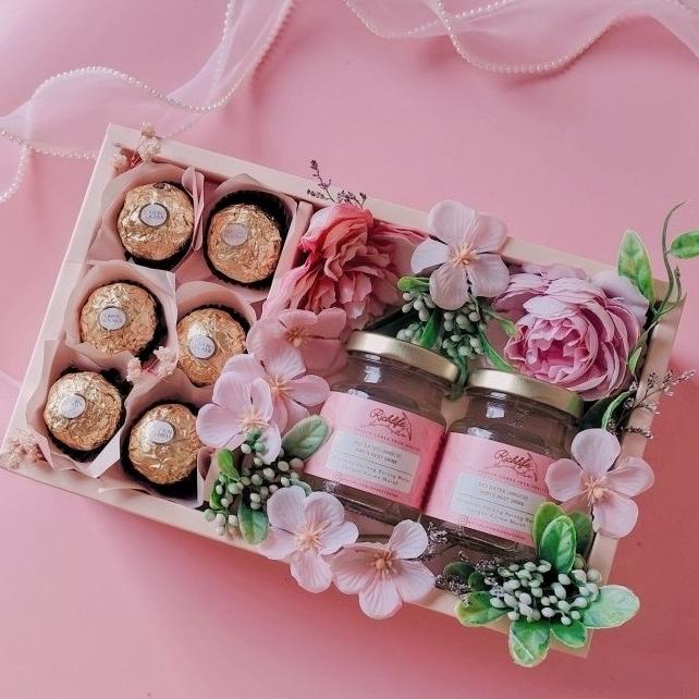 

Spesial Valentine Day Parcel Valentine With Realfood Edisi Valentine Kado Valentine + Coklat