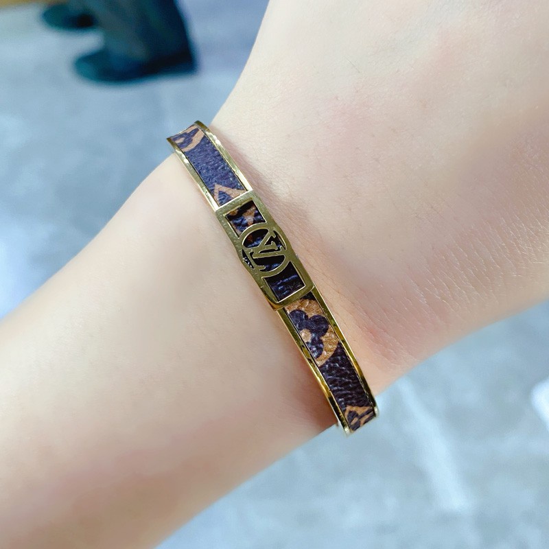 Gelang Bahan Titanium Steel 18k Kulit Anti Pudar Untuk Wanita