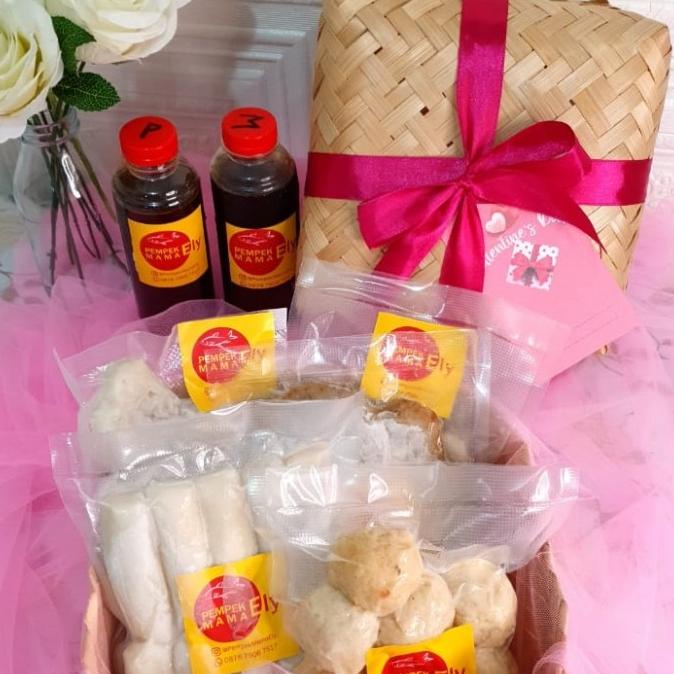 

Spesial Valentine Day Paket Hampers Valentine Pempek Gift Parcel Makanan