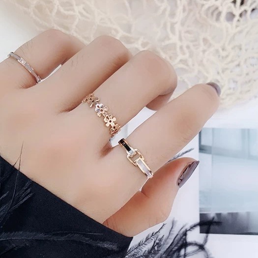 Cincin Desain Bunga Hollow Bahan Titanium Steel | Cincin Lapis Rose Gold 18K Untuk Wanita | Anting Tusuk Hypoallergenic Bahan Stainless Steel Untuk Wanita Je