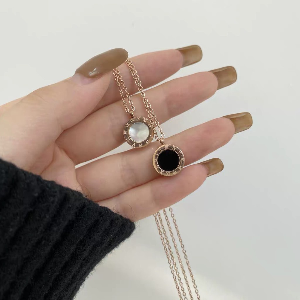 Kalung Rantai Pendek Dengan Liontin Batu Agate Bulat Angka Romawi Warna Hitam Untuk Wanita | Kalung Rose Gold 18k | Kalung Bahan Stainless Steel | Kalung Bahan Titanium Steel