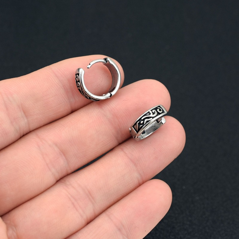 Baja Titanium Casting Anting Kecil Retro Musim Semi Kuncup Rambut Pertama Pola Anting Pria Wanita Pasangan Gesper Telinga Kecil Telinga Stainless Steel