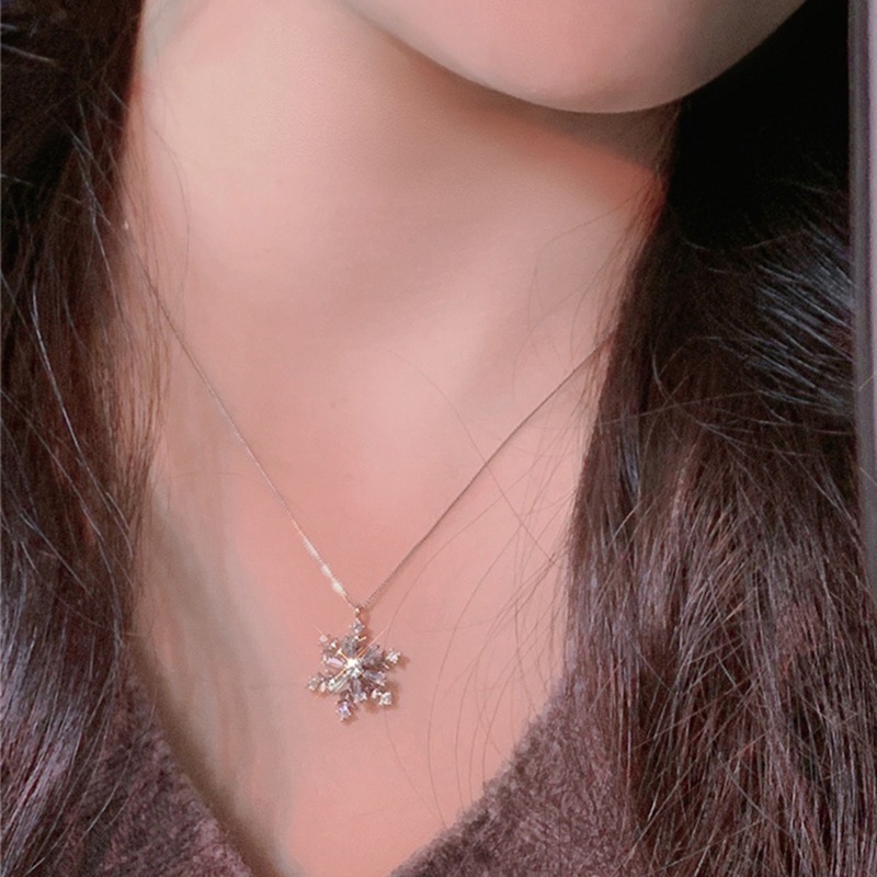 Rotatable Zircon Snowflake Titanium Steel Necklace Desain Premium Rantai Klavikula Kalung Liontin Wanita