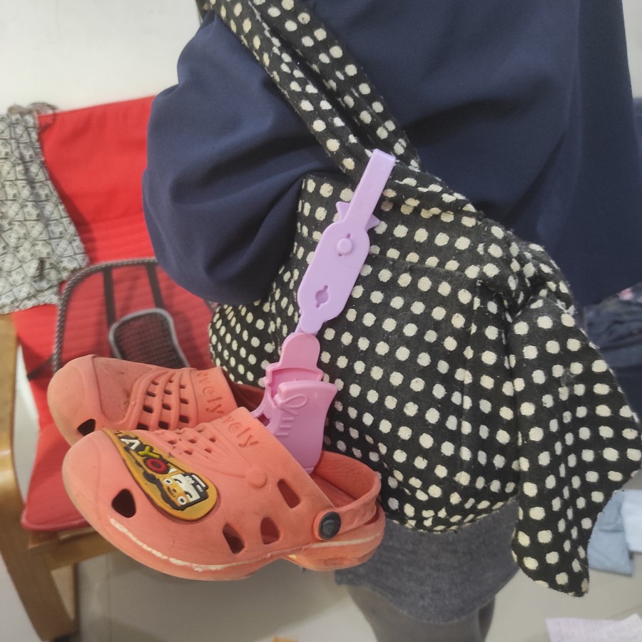 Clip klik jepitan jepit gantungan sepatu bayi di stroller stroler kereta tas bayi serbaguna