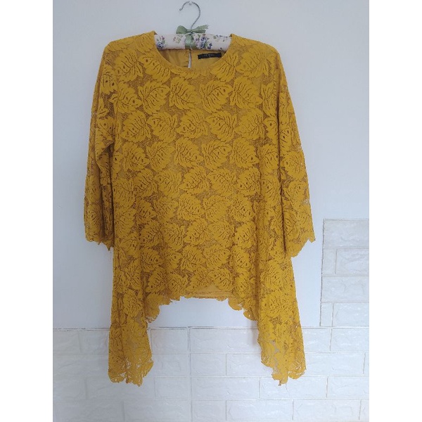 Tunik Blouse Lace Brukat Asimetris Merk Icons Warna Mustard Cantik