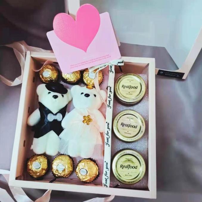 

Spesial Valentine Day Parcel Realfoood Dan Coklat Ferrero Valentine - Kado Valentine 2020