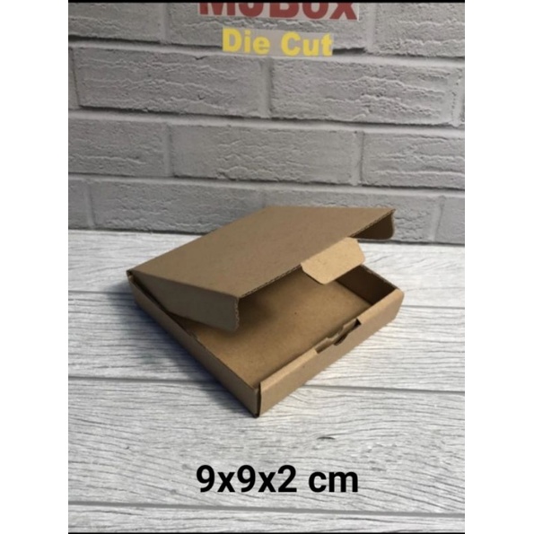 

Kardus Uk.9x9x2 cm.........Die Cut