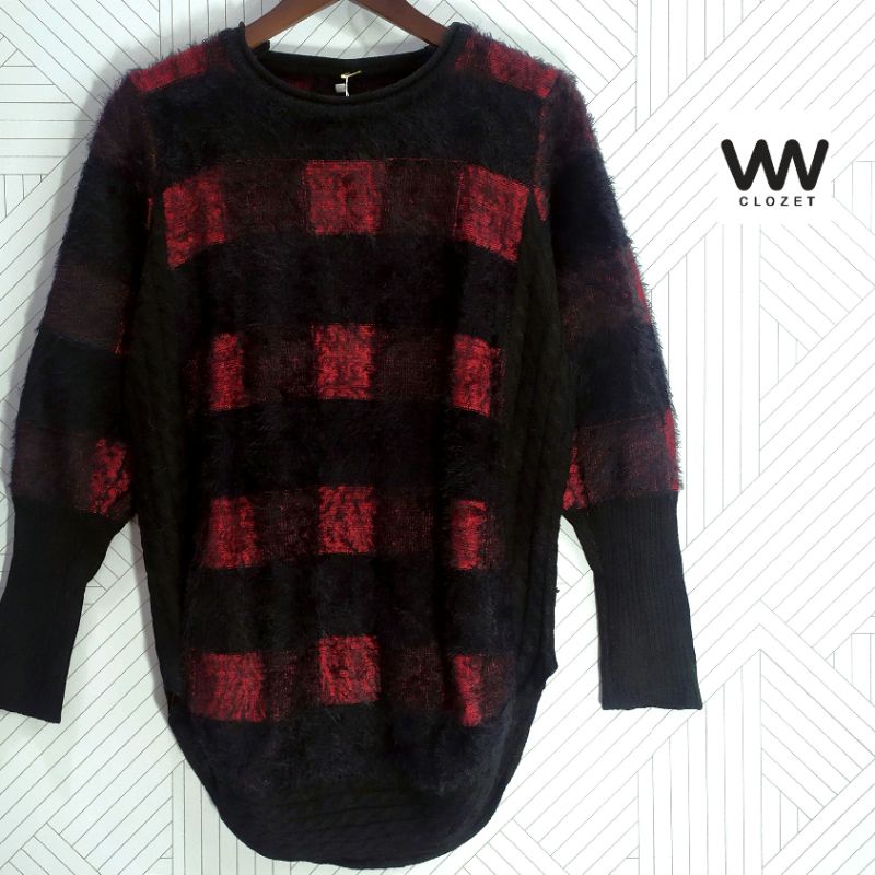 vwclozet | 322110 | Sweater rajut fuzzy hitam kombinasi motif kotak merah
