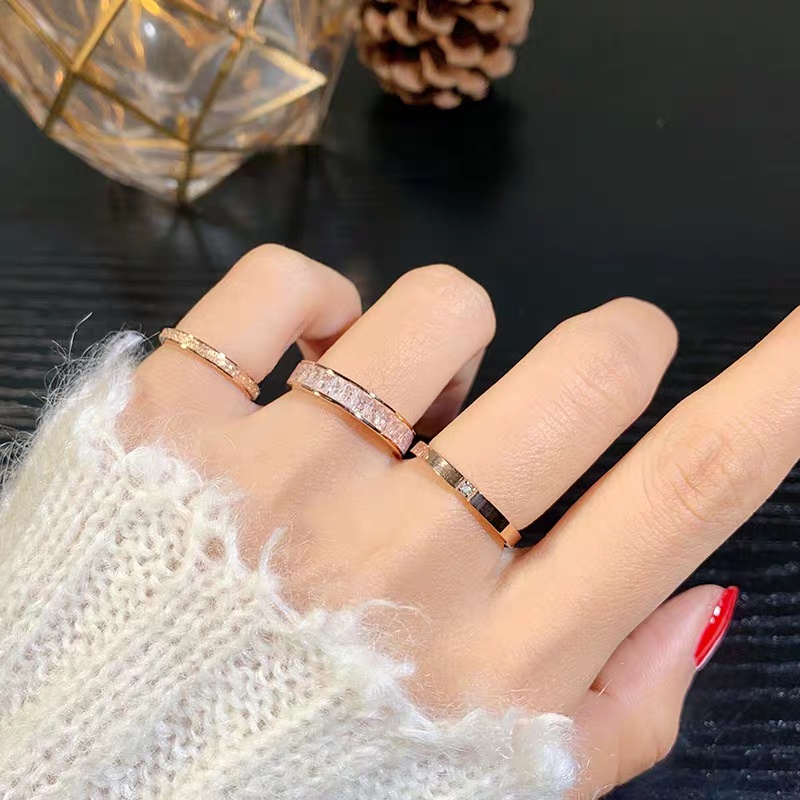 Wong Tai Sin Cincin Titanium Steel Warna Rose Gold Hias Kristal / Berlian Imitasi Untuk Wanita