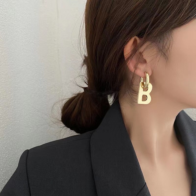 High-end Seksi Unik Disc Baja Titanium Hypoallergenic Earrings Earrings Perhiasan Eropa Amerika Niche Surat B Modis Berkelas Anting-Anting