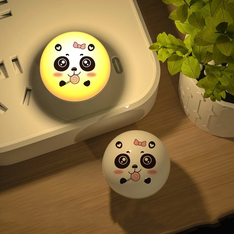 Usb Panda Smart Voice Night Light/Plug and Use Soft Light Pelindung Mata Sensor Suara Lampu Tidur Indoor LED/Lampu Meja Kontrol Cina Dan Inggris Untuk Samping Tempat Tidur &amp; Berkemah