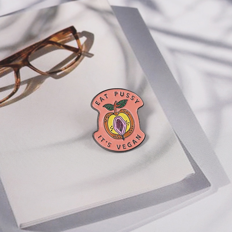 Ini Vegan Enamel Pin Lucu Makan Pussy Peach Bros Lencana Kerah Pin Kartun Perhiasan Hadiah