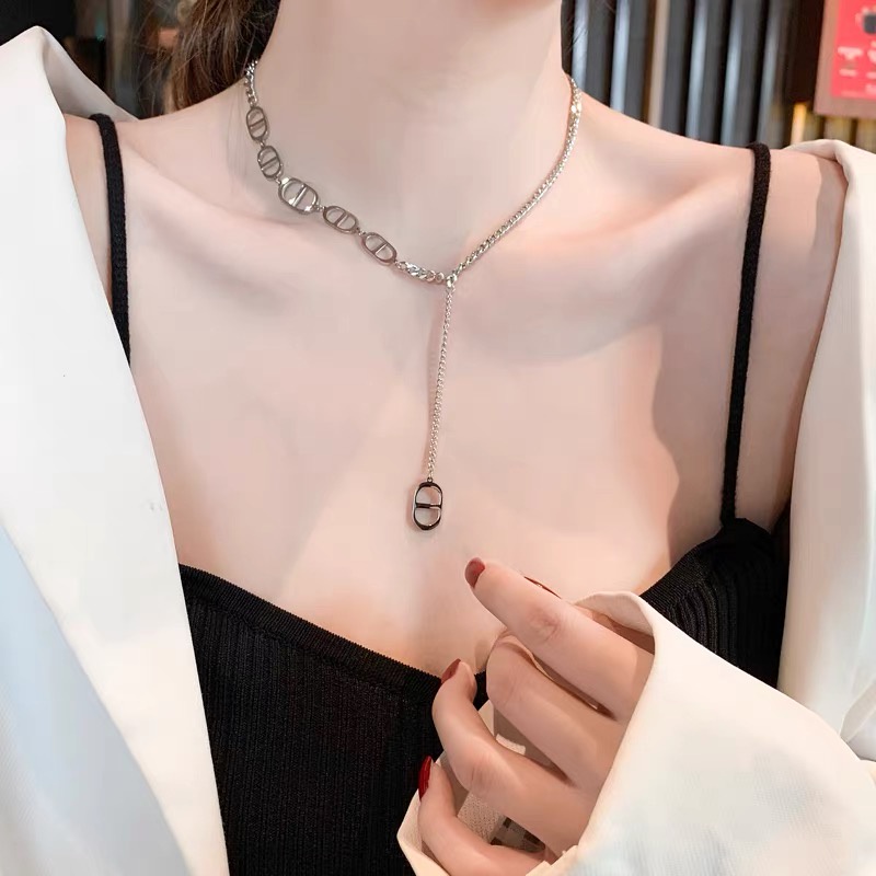 Kalung Rantai Klavikula Model Rumbai Bahan titanium steel Gaya retro Eropa Amerika Untuk Wanita