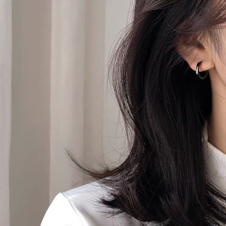 Anting Klip Tulang Telinga Bentuk Lingkaran Bahan Titanium Steel Warna Hitam Gaya Hip Hop Untuk Pria Dan Wanita