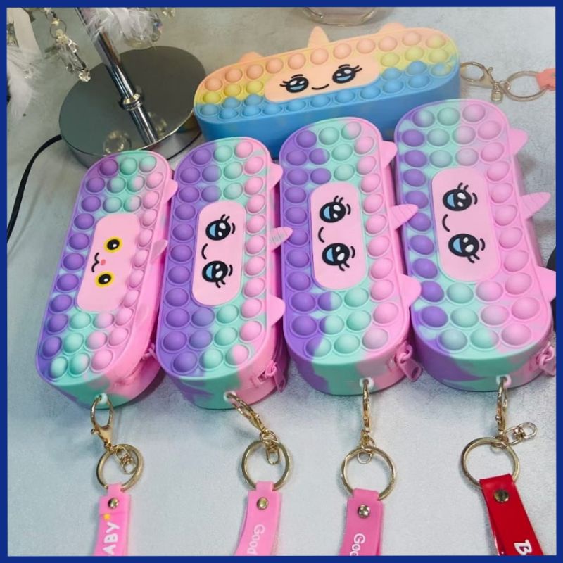 

KOTAK PENSIL POP IT KOTAK PENSIL KARAKTER TAS POP IT ANAK POP IT MAINAN ANAK POP IT KOTAK PENSIL POP IT PELANGI DAN MAKARON TAS POP IT