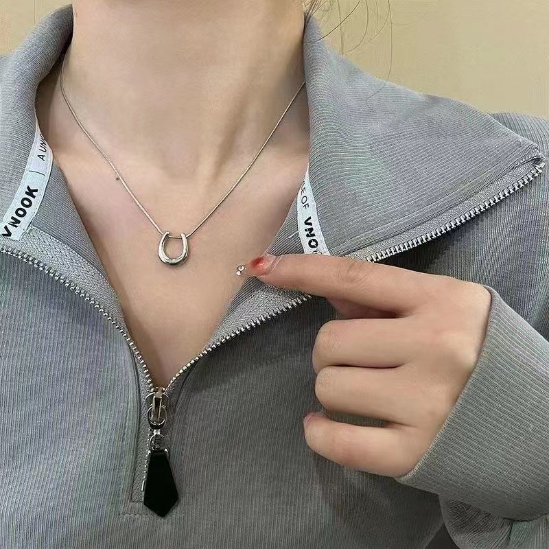 U-shaped Horseshoe Design Pendant Necklace Wanita Cahaya Mewah Niche Merasakan Rantai Klavikula Aksesoris Sweatshirt Chain